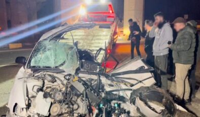 Muş'ta otomobil kaza yaptı, hız göstergesi 240 kilometrede takılı kaldı: 2 yaralı